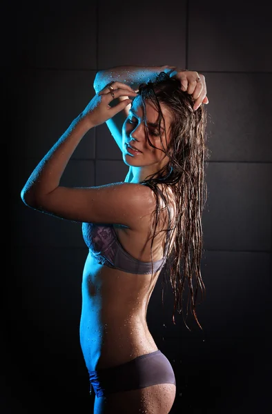 Hermosa joven posando en lencería sobre fondo oscuro —  Fotos de Stock