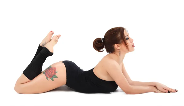 Tatuato atletica bella ragazza in allenamento fitness — Foto Stock