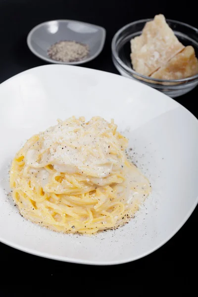 Spaghetti al formaggio e pepe — Foto Stock