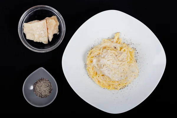 Spaghetti mit Käse und Pfeffer Stockbild