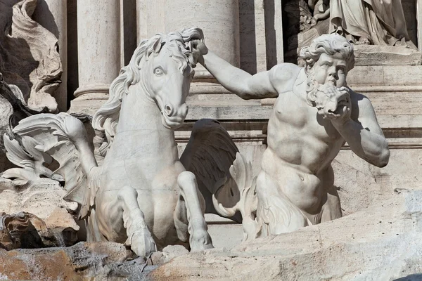 De Trevi fontein standbeeld Detail — Stockfoto