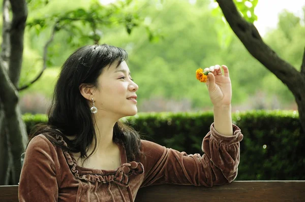 Signora con fiore — Foto Stock