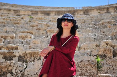 Taş basamaklardaki kadın