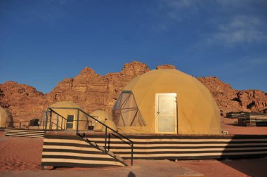 Ürdün 'deki Wadi Rum Çölü' ndeki bazı çadır şekilli otel odaları..