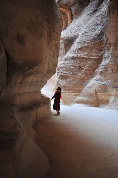 Een Vrouw Reist Petra Site Jordanië — Stockfoto