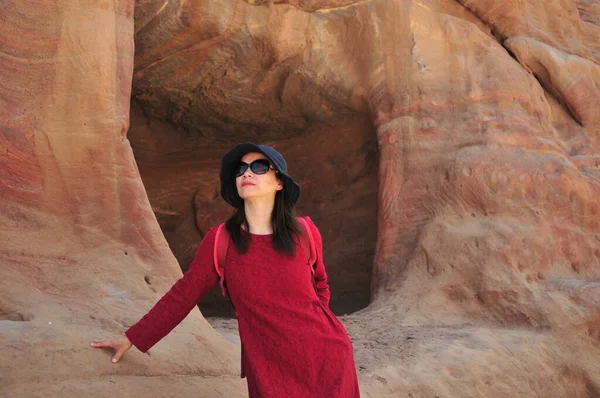 Uma Mulher Viaja Local Petra Jordânia — Fotografia de Stock