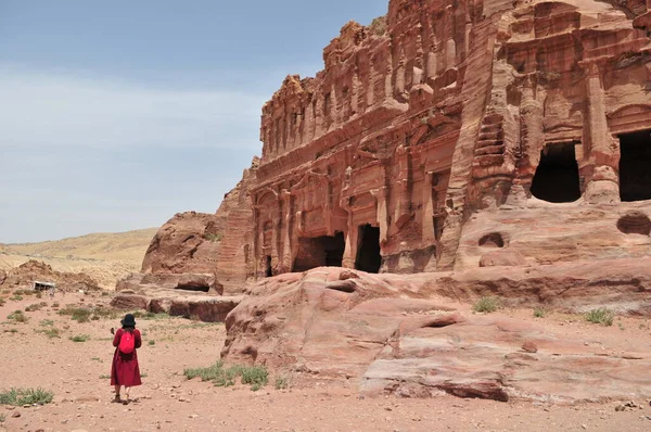 Kvinna Reser Till Petra Jordanien — Stockfoto