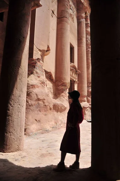 Silueta Unei Femei Fața Unui Templu Antic Din Petra Iordania — Fotografie, imagine de stoc