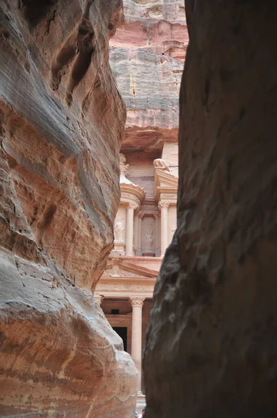 ペトラ ヨルダンの古代のカズニ寺院 — ストック写真