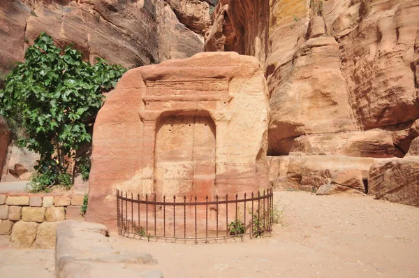 Starożytne Rzeźby Skałach Petra Jordania — Zdjęcie stockowe