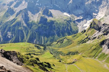 İsviçre Alplerindeki güzel dağ manzarasının fotoğrafı.