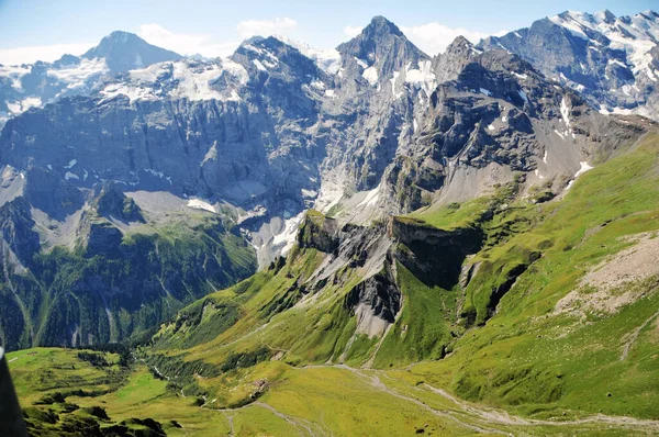 瑞士阿尔卑斯山美丽的山景照片 — 图库照片
