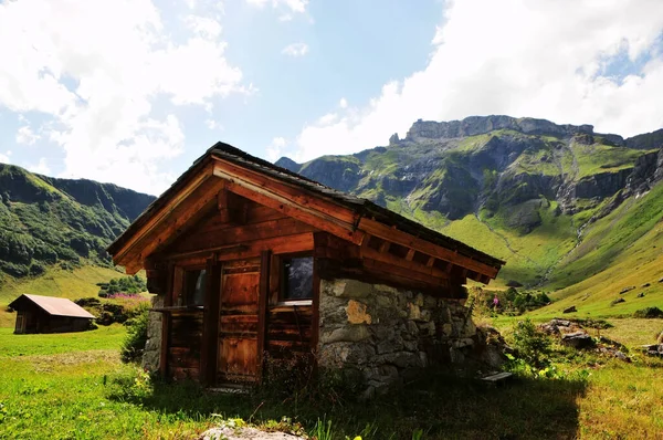 Photo Traditional Wooden Houses Valleys Swiss Alps — Foto de Stock