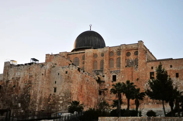 以色列旧城耶路撒冷著名的阿克萨清真寺在黄昏时被拍照 — 图库照片
