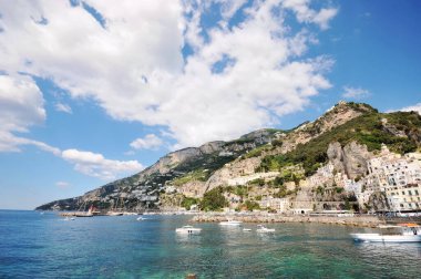Napoli, İtalya 'daki Amafi Akdeniz plajının panoramik fotoğrafı