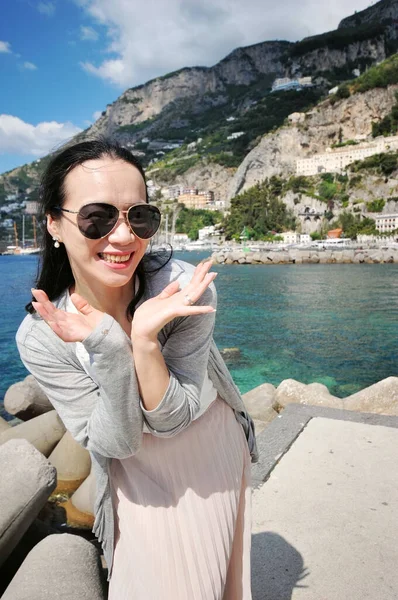 Foto Mujer Asiática Playa Mediterránea Amafi Nápoles Italia — Foto de Stock