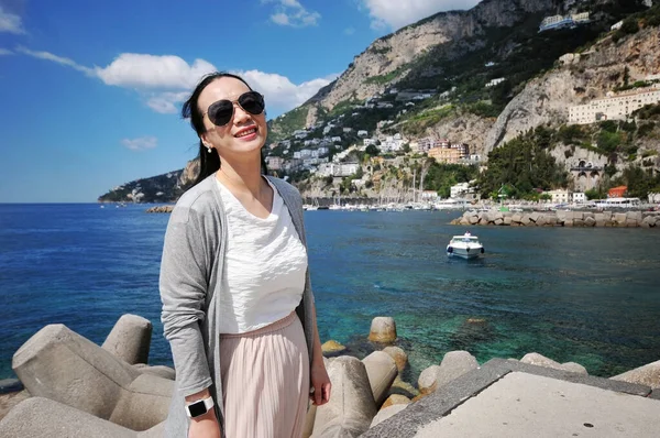 Foto Uma Mulher Asiática Praia Mediterrânea Amafi Nápoles Itália — Fotografia de Stock