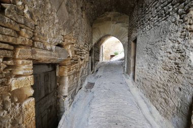 Gordes Yolu 'nun fotoğrafı. Güney Fransa' da tipik bir ortaçağ kasabası.