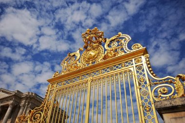 Photo of the golden gate of the palace of Versailles in Paris, France