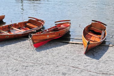 Windermere Gölü, İngiltere 'de çekilmiş. Kıyıda birkaç tahta tekne var.