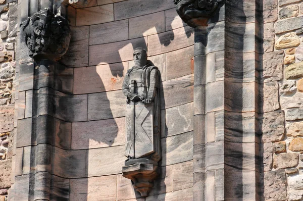 Foto Van Standbeelden Het Gebouw Van Edinburgh Castle Schotland Engeland — Stockfoto