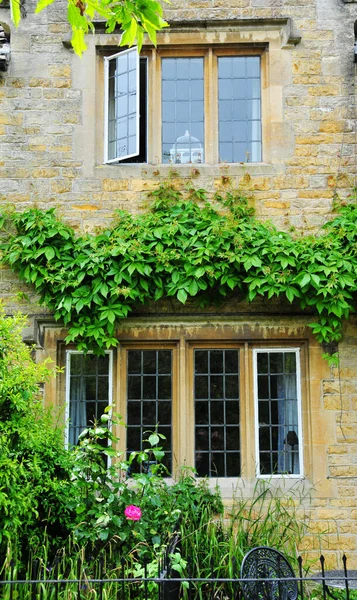 Foto Casas Jardins Tradicionais Inglaterra Tirada Burton Água Inglaterra — Fotografia de Stock