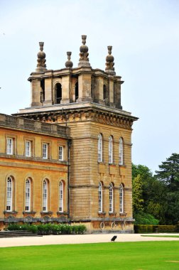 7 Haziran 2016 'da çekilen Blenheim Sarayı, Churchill malikanesi olarak da bilinir, Marlborough Dükü' nün ikamet ettiği ve Winston Churchill 'in doğduğu yerdir..