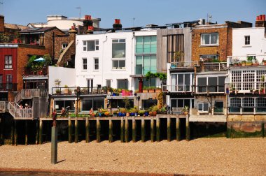 Londra, İngiltere 'deki Thames Bankası' ndaki binalar gemiden fotoğraflandı.