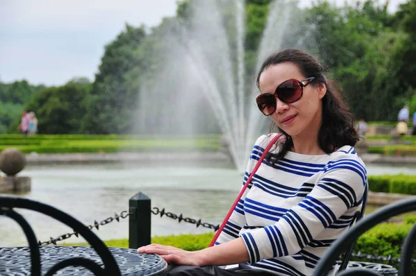 Foto Una Mujer Asiática Sentada Frente Una Fuente Jardín — Foto de Stock