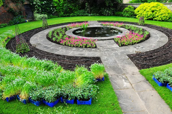 Foto Uma Fonte Jardim — Fotografia de Stock