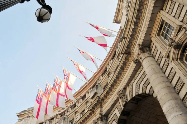 Photo Row English Flags Buildings London England — Stockfoto