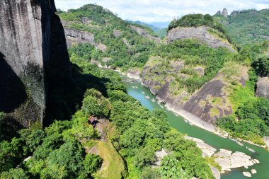Wuyi Dağı, Fujian Eyaleti, Çin 'deki nehirlerde sürüklenen bambu sallarının fotoğrafı