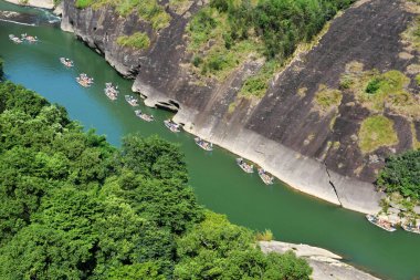 Wuyi Dağı, Fujian Eyaleti, Çin 'deki nehirlerde sürüklenen bambu sallarının fotoğrafı