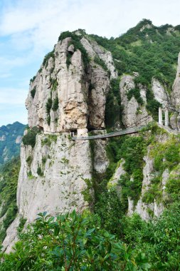 Zhejiang Eyaleti, Çin 'deki bir uçurumun kenarındaki asma köprünün fotoğrafı.