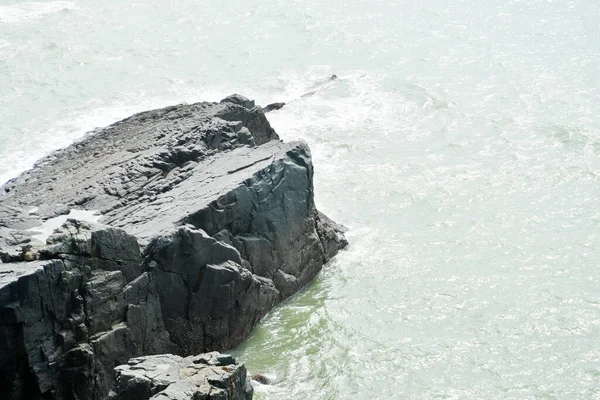 Фото Выветрившихся Эрозированных Трещин Береговой Линии — стоковое фото
