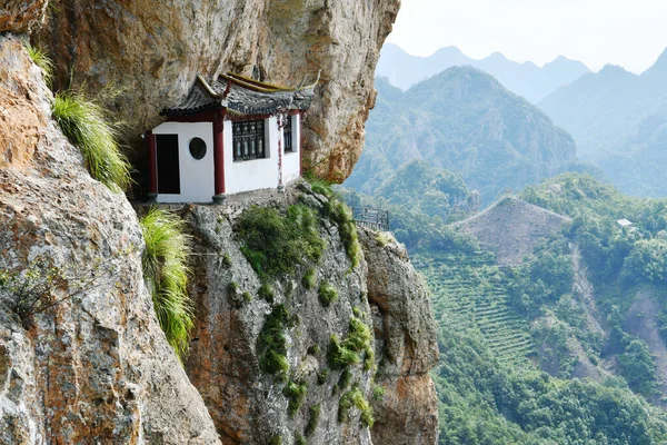 Photo Traditional Chinese Style House Edge Cliff Mountains Zhejiang Province — Fotografia de Stock
