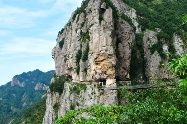 Photo Suspension Bridge Edge Cliff Mountains Zhejiang Province China — Fotografia de Stock