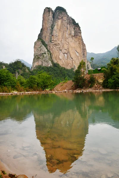 Photo Reflet Des Montagnes Sur Eau Province Zhejiang Chine — Photo