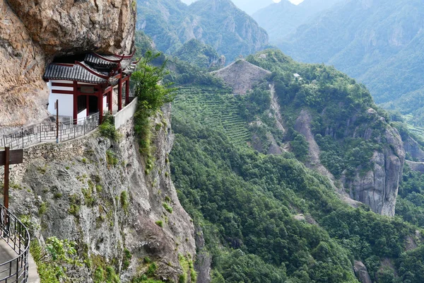 Фото Традиційного Будинку Китайського Стилю Краю Скелі Горах Провінції Чжецзян — стокове фото