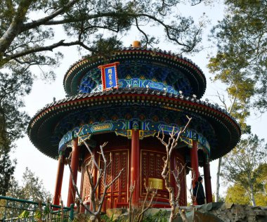Pekin, Çin 'deki Jingshan Dağı' nda antik bir pavyon. Plaketinde Zhou Shang Pavillion adı var.