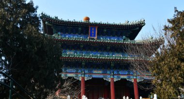 Pekin, Çin 'deki Jingshan Dağı' nda antik bir pavyon. Plaketinde Wan Shou Pavilyonu yazıyor.