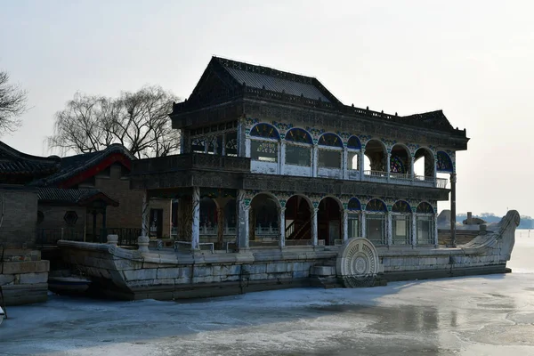 Photo Boat Shaped Building Frozen Lake Winter Beijing China — Stock Photo, Image