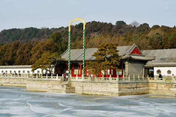 Photo Traditional Chinese Style Buildings Frozen Lake Winter Beijing China — Stock Photo, Image