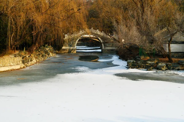 Foto Puente Arco Estilo Chino Tradicional Lago Congelado Invierno Beijing —  Fotos de Stock