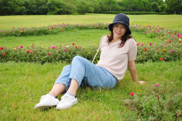 Photo Young Asian Lady Sitting Lawn — Fotografia de Stock