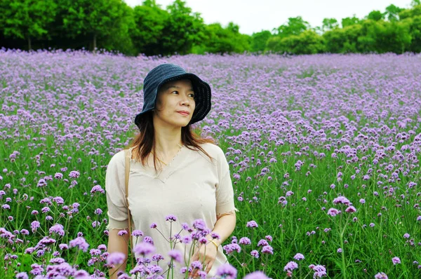 Foto Uma Jovem Senhora Asiática Entre Flores — Fotografia de Stock