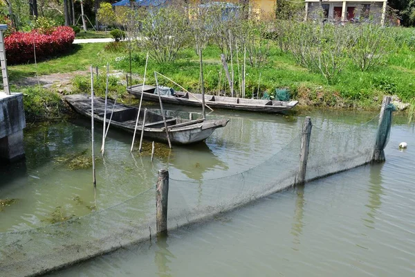 Photo Two Old Fishing Boats Moored Shore — Foto Stock