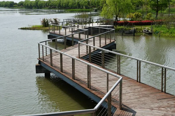 Photo Meandering Modern Bridge Lake — Zdjęcie stockowe