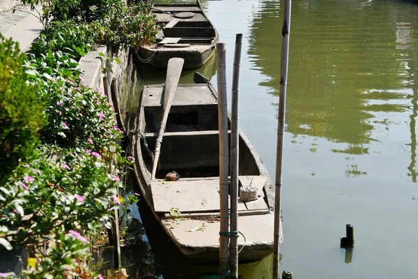 Photo Two Old Fishing Boats Anchored Bank River — 스톡 사진