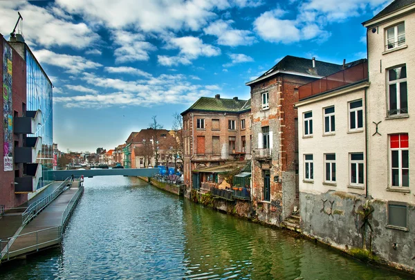 Huizen en water grachten in mechelen — Stockfoto